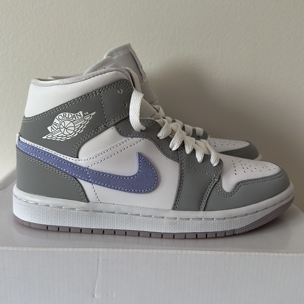 Women’s AIR JORDAN 1 MID NEW IN BOX - Picture 6 of 10